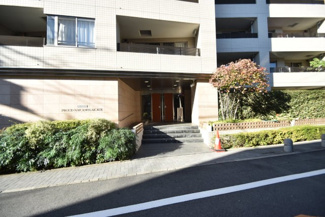 【エントランス】 | マンションの正面エントランス。出入りする人間を癒してくれるマンション入り口であり、その建物の「顔」でもあります。～即日のご見学可能～　お問合せはお気軽にどうぞ。
