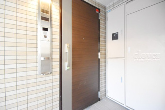【その他共用部分】 | ダブルロック式の玄関ドアが皆様をお出迎え。お部屋のセキュリティの観点からも、うれしい設備ですね。玄関の色もシックで良い感じです。～即日のご見学可能～　お問合せはお気軽にどうぞ。
