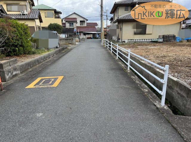 加古郡播磨町古田　土地の前面道路含む現地写真|前面道路は広々としておりますので、お車の運転が苦手な方でも安心ですね。
