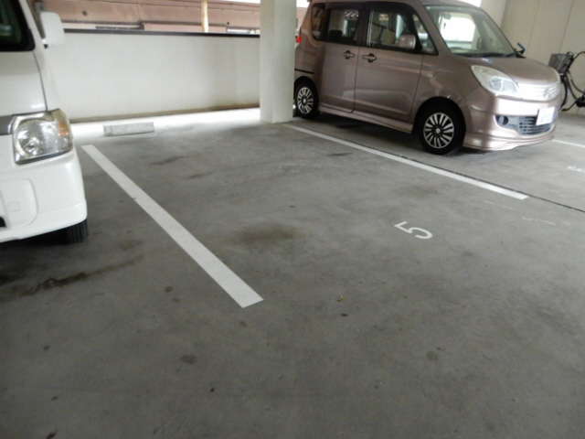 マンションエイトの駐車場