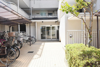 【エントランス】 | お客様を、そして住人を出迎えてくれるマンションのエントランス。ゴミが落ちていないことからも、管理状態の良さや住民の節度の高さが見て取れます。～即日のご見学可能～　お問合せはお気軽にどうぞ。