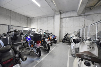 【駐車場】 | バイク置き場。空き区画の有無や駐輪料金、サイズおよび排気量規定などについては、改めてお問い合わせください。～即日のご見学可能～　お問合せはお気軽にどうぞ。