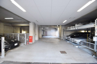 【駐車場】 | マンションの駐車場スペース。空きの有無や駐車料金、サイズ規定などについては、改めてお問い合わせください。～即日のご見学可能～　お問合せはお気軽にどうぞ。
