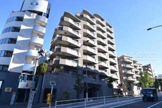【外観】 | 手入れの行き届いた外壁やエントランスなど、「見ればわかる」レベルで清潔感を保ったマンションです。築年数を感じさせない姿で皆様をお出迎えします。～即日のご見学可能～　お問合せはお気軽にどうぞ。