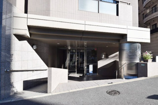 【エントランス】 | オートロックを備えた、マンションのエントランス。やはりセキュリティの観点は欠かすことができません。皆様を“安全”に送り出し、出迎えてくれます。～即日のご見学可能～　お問合せはお気軽にどうぞ。