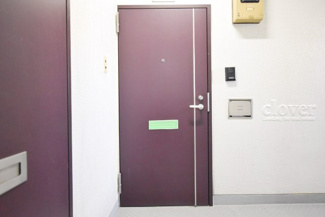 【その他共用部分】 | 皆様をお迎えする、お部屋の玄関ドア。開けやすさや開放角度、ドアノブの操作しやすさや鍵の形状などを、現地で一度ご確認ください。～即日のご見学可能～　お問合せはお気軽にどうぞ。