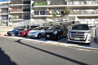 【駐車場】 | マンションの駐車場スペース。空きの有無や駐車料金、サイズ規定などについては、改めてお問い合わせください。～即日のご見学可能～　お問合せはお気軽にどうぞ。