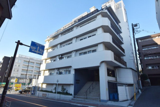 【外観】 | 手入れの行き届いた外壁やエントランスなど、「見ればわかる」レベルで清潔感を保ったマンションです。築年数を感じさせない姿で皆様をお出迎えします。～即日のご見学可能～　お問合せはお気軽にどうぞ。