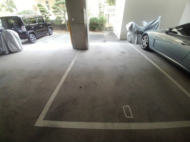 ルーエ芦屋の駐車場