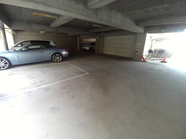 ルーエ芦屋の駐車場