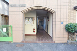 【エントランス】 | お客様を、そして住人を出迎えてくれるマンションのエントランス。ゴミが落ちていないことからも、管理状態の良さや住民の節度の高さが見て取れます。～即日のご見学可能～　お問合せはお気軽にどうぞ。
