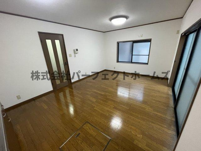 山之上1丁目戸建　賃貸の居間・リビング|ゆったり過ごせるリビングです