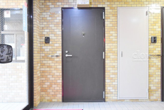 【その他共用部分】 | 皆様をお迎えする、お部屋の玄関ドア。開けやすさや開放角度、ドアノブの操作しやすさや鍵の形状などを、現地で一度ご確認ください。～即日のご見学可能～　お問合せはお気軽にどうぞ。
