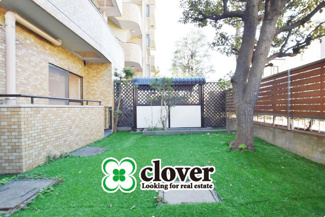 【展望】 | 眼前に広がる緑。このお部屋の自慢の一つである「専用庭」をご覧ください。ガーデニングやお子様とのプール遊びなど新生活に夢が広がります。～即日のご見学可能～　お問合せはお気軽にどうぞ。
