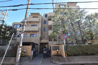 【外観】 | 手入れの行き届いた外壁やエントランスなど、「見ればわかる」レベルで清潔感を保ったマンションです。築年数を感じさせない姿で皆様をお出迎えします。～即日のご見学可能～　お問合せはお気軽にどうぞ。
