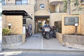 【エントランス】 | お客様を、そして住人を出迎えてくれるマンションのエントランス。ゴミが落ちていないことからも、管理状態の良さや住民の節度の高さが見て取れます。～即日のご見学可能～　お問合せはお気軽にどうぞ。

