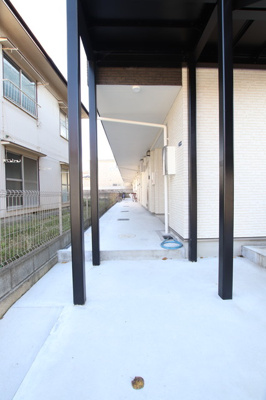 アパート入口　上階へは階段で上がります