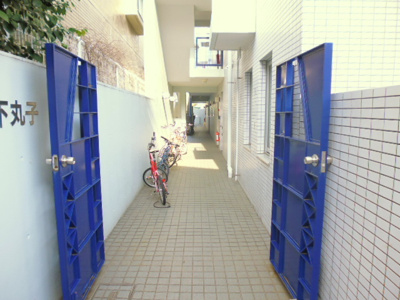 ★青いトビラが可愛らしいエントランス★