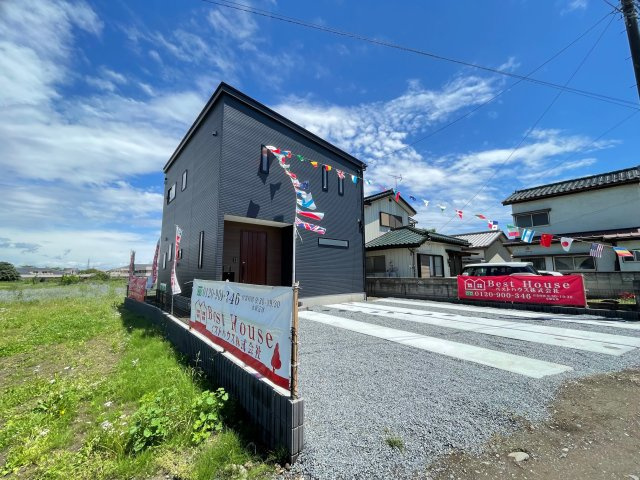藤岡市下大塚（全1棟）1号棟の外観|コンパクトな箱型デザイン(^^♪
隣地との距離も保ちながらも綺麗な街並みに溶け込みました！
駐車スペースやお庭も十分に確保しています！