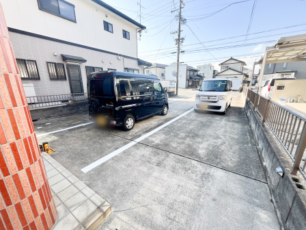 RNビルの駐車場