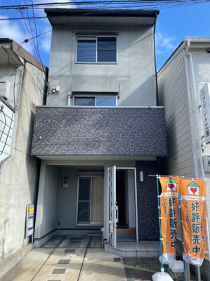 【外観】 | 西七条赤社町　中古戸建 | 前道が広いため、駐車が苦手な方も安心な立地です♪