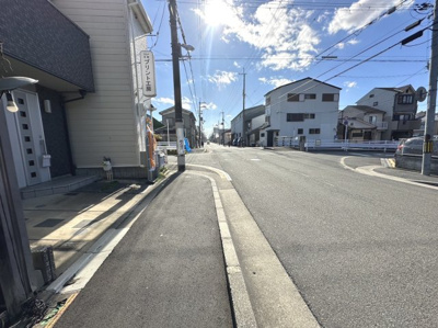 【前面道路含む現地写真】 | 西七条赤社町　中古戸建 | 御前通りに面した土地面積約14.61坪です♪
整備された歩道もあります♪
