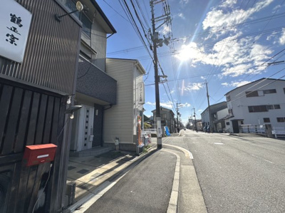 【前面道路含む現地写真】 | 西七条赤社町　中古戸建 | 徒歩圏内に生活関連施設も充実しています♪
毎日のお買い物に便利なライフ セントラルスクエア西大路花屋町店まで徒歩5分♪