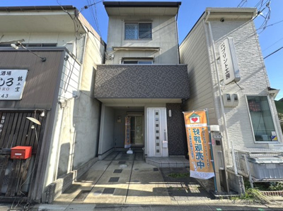 【外観】 | 西七条赤社町　中古戸建 | 徒歩10分圏内にスーパー・コンビニ・銀行・郵便局・総合病院などが揃う周辺施設充実の立地です♪
