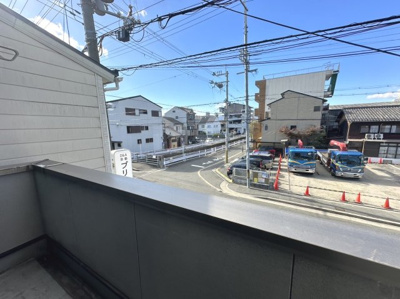 【前面道路含む現地写真】 | 西七条赤社町　中古戸建 | 2階西側バルコニーからの眺め
前面に高い建物がないため、スッキリしています♪