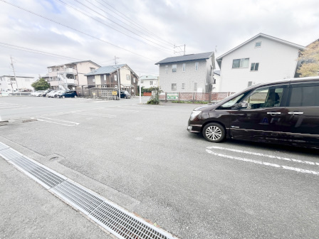 ワインドワークスビルの駐車場