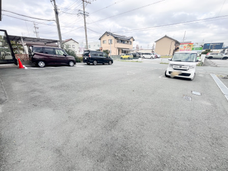 ワインドワークスビルの駐車場