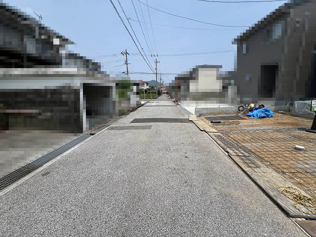 いの町枝川　新築戸建　西棟の前面道路含む現地写真