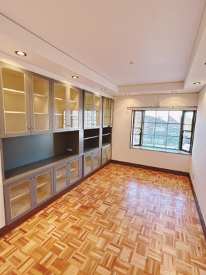 【洋室】 | JGS緑丘マンション別館 | 収納棚が備わったメインの洋室