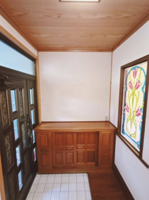 【玄関】 | JGS緑丘マンション別館 | 玄関のステンドグラス調の窓がおしゃれです