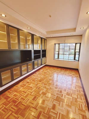 【洋室】 | JGS緑丘マンション別館 | 壁一面に収納棚が備わったメインの洋室