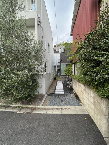 大田区西糀谷４丁目築浅一戸建ての前面道路含む現地写真