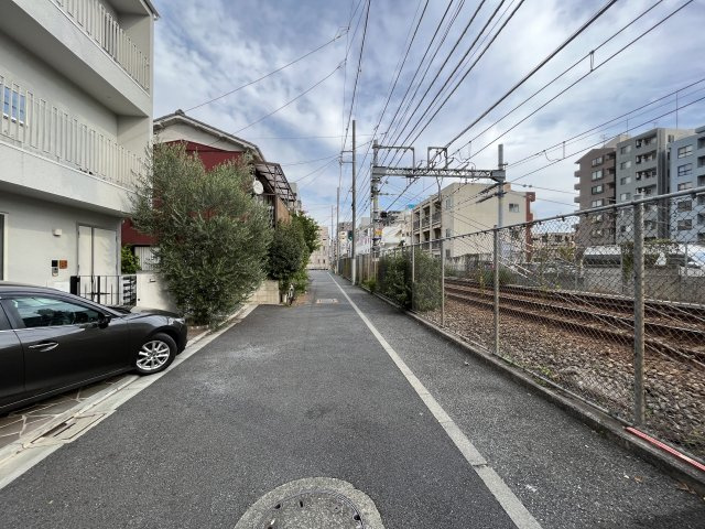 大田区西糀谷４丁目築浅一戸建ての前面道路含む現地写真
