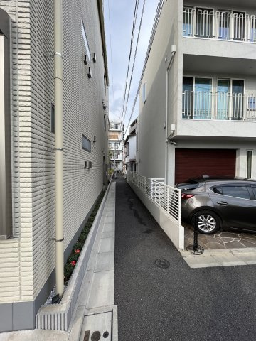 大田区西糀谷４丁目築浅一戸建ての前面道路含む現地写真