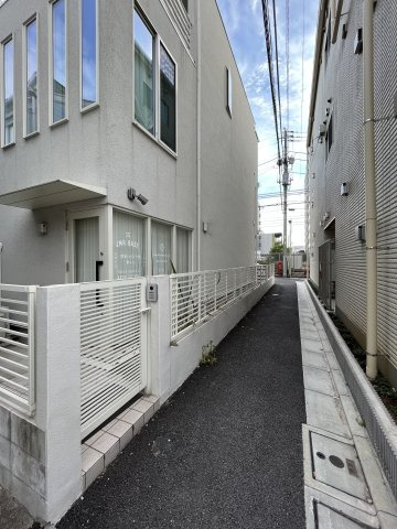 大田区西糀谷４丁目築浅一戸建ての前面道路含む現地写真