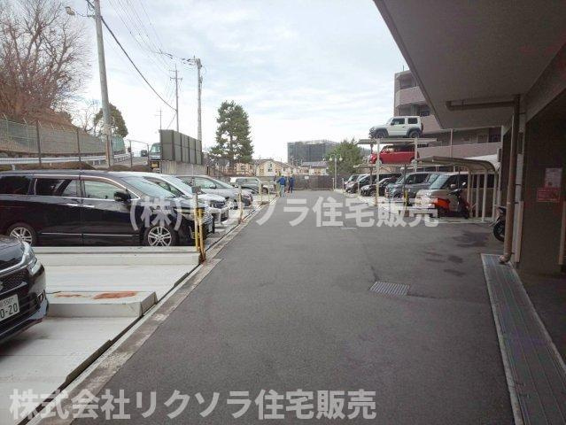 デュアル香里ヶ丘八丁目の駐車場|敷地内駐車場
■物件内覧・資金計画相談・住宅ローン相談、リフォーム相談、お問合せ受付中■
※当日・翌日のご内覧、ご相談はお電話でのお問合せがスムーズです！