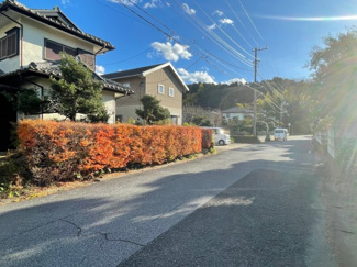 【前面道路含む現地写真】 | 車通りも少なく安全で静かな住環境です。子育てにも適しています♪