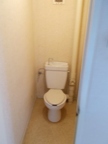 垂水高丸住宅５号棟のトイレ|落ち着いた色調のトイレです