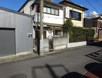 【前面道路含む現地写真】 | 伊東市桜木町　古家付土地 | 近隣には昔ながらの商店街があり、店舗が多いです。