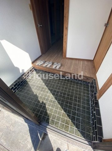 六十谷戸建の玄関