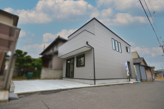 岸和田市下野町5丁目　新築戸建の前面道路含む現地写真|駐車スペース２台分ございます