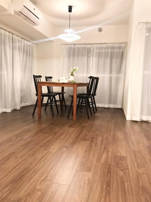 【居間・リビング】 | プレシオ野江 | LDK（約14.7帖）：三方向に窓があり、開放感たっぷりの明るいリビングですよ♪