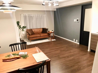 【居間・リビング】 | プレシオ野江 | LDK（約14.7帖）：リビングには３方向に窓があり、採光・通風良好です。