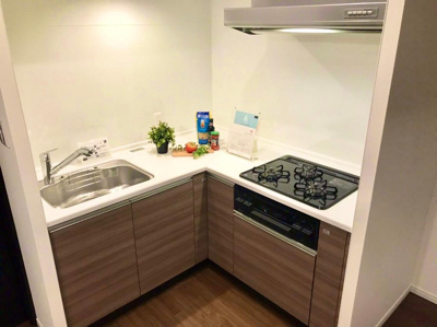 【キッチン】 | プレシオ野江 | 調理中の動線がスムーズなL字型のキッチンです。