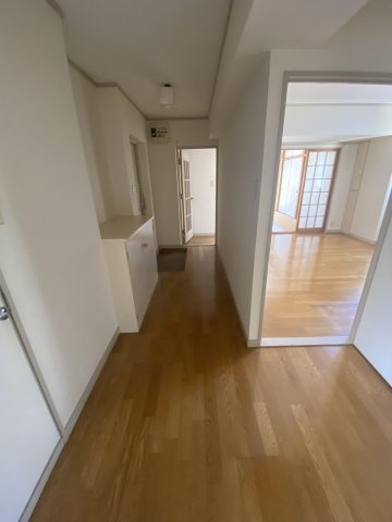 【玄関】 | 収納もある玄関です