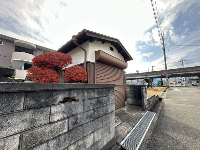 山手借家の駐車場